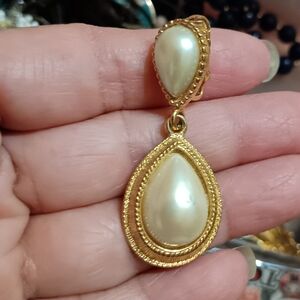 Vtg Sarah Coventry Clip On Single Earring Faux Pearl Teardrop Gold Tone Signed